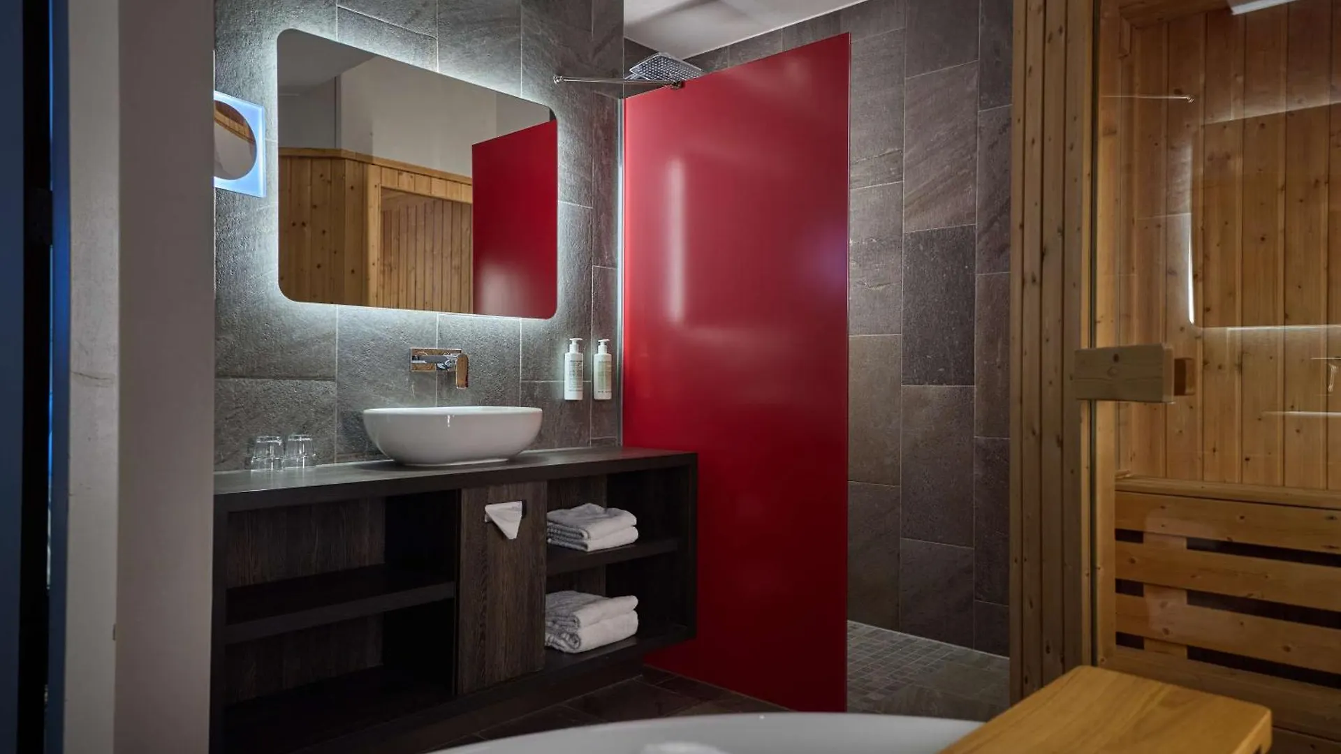 Mainport Hotel Rotterdam, A Hilton Affiliate Hotel