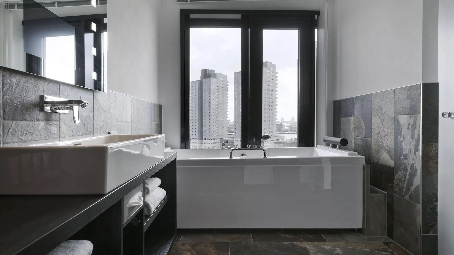 Mainport Hotel Rotterdam, A Hilton Affiliate Hotel  Роттердам